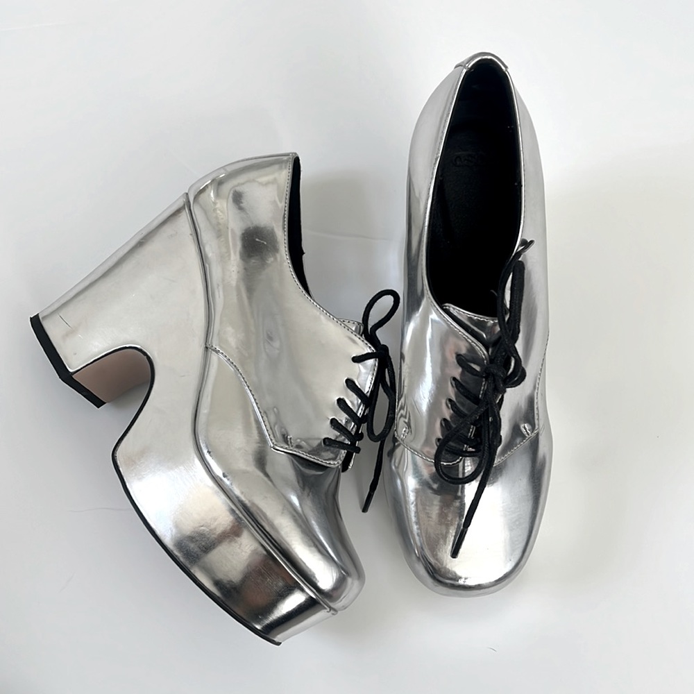 4” Silver Platform shoes, lace up size 7